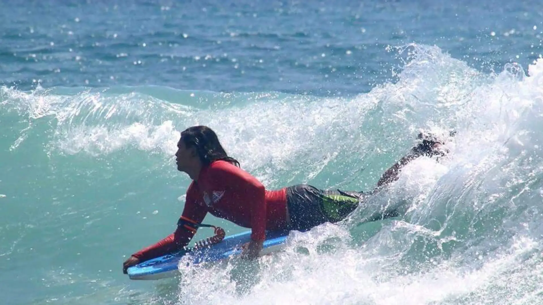 Hombre surfeando en playa michoacana